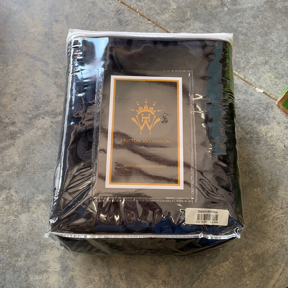 Hutton Wilkinson Medallion Plush Blanket